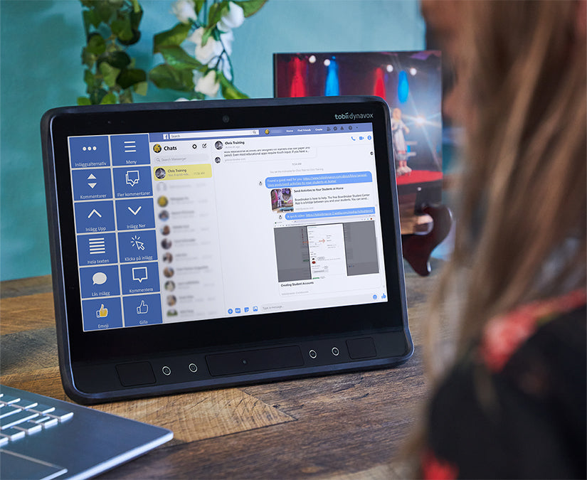 Kvinna som använder Tobii Dynavox Communicator 5 Accessible Facebook på en I-Serie