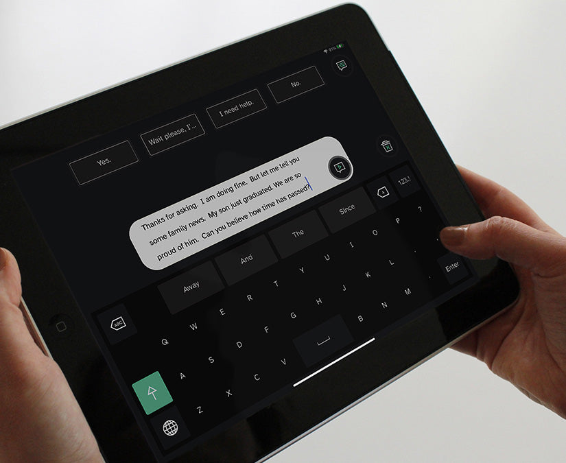 En person som använder händerna för att kommunicera på en samtalsapparat från Tobii Dynavox
