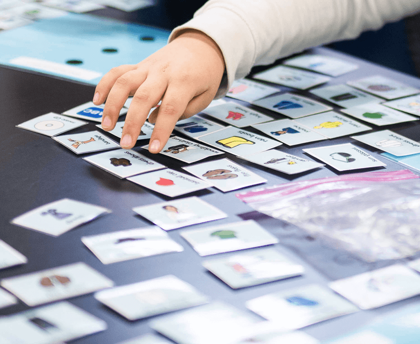 PCS-symboler klippta ut och används i en klassrumsaktivitet