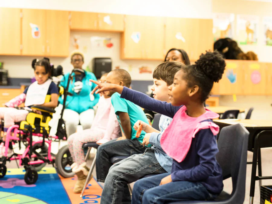 Barn i en anpasssadklass lär sig att kommunicera med hjälp av AKK.