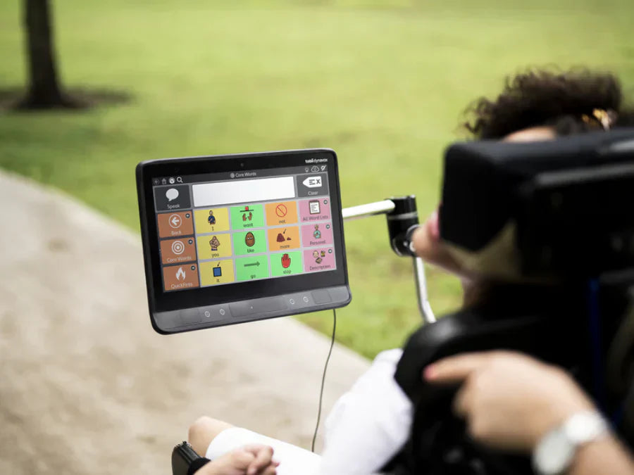 En ung kvinna använder TD Snap Core First på sitt kommunikationshjälpmedel