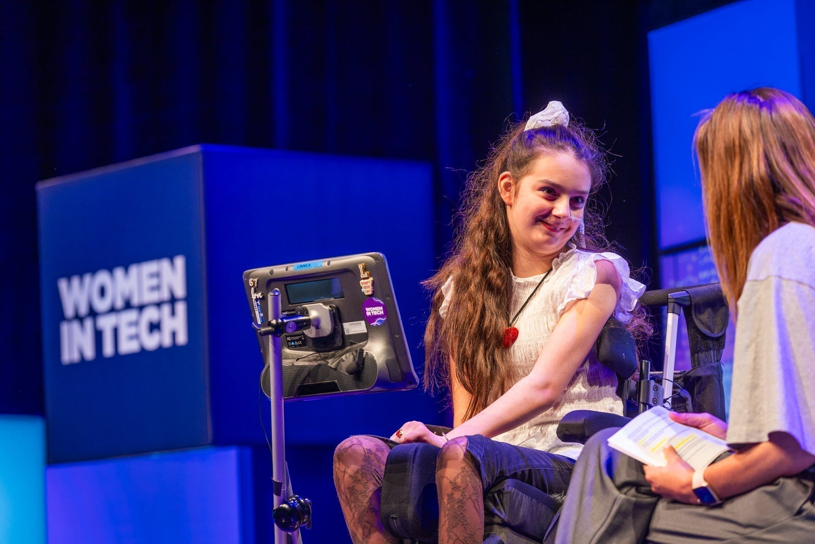 12-åriga Linnéa lyser upp scenen på Women in Tech i Stockholm