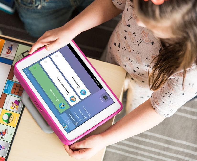 Flicka som använder Tobii Dynavox Pathways for Snap Scene med ett Speech Case