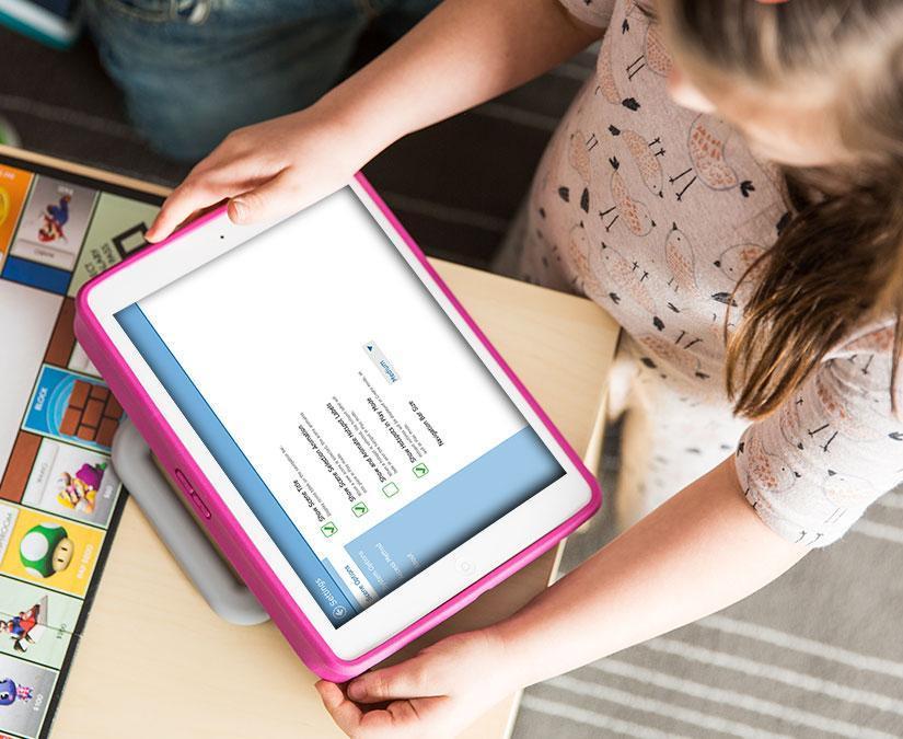 Flicka använder en iPad med Snap Scene