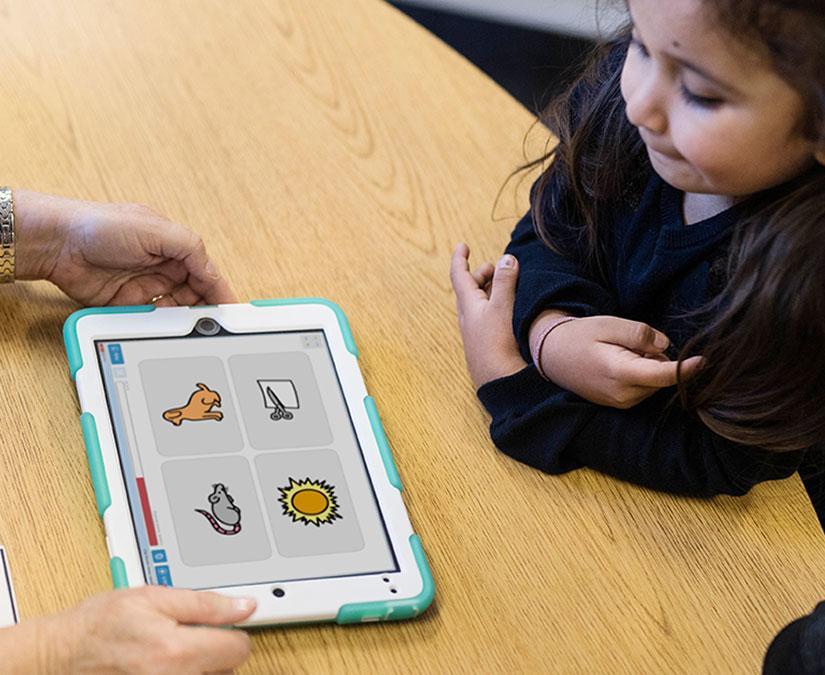 Barn som tränar med Tobii Dynavox Accessible Literacy Learning