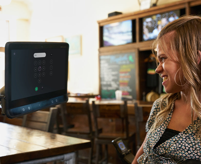 Delaina använder TD Phone för att ringa på en Tobii Dynavox TD I-Series ögonstyrd samtalsapparat 