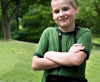 Ung pojke med axelrem bär sin Tobii Dynavox I-110