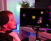 Pojke med funktionshinder som använder sensory Eye FX 2 för att öva upp ögonstyrning.