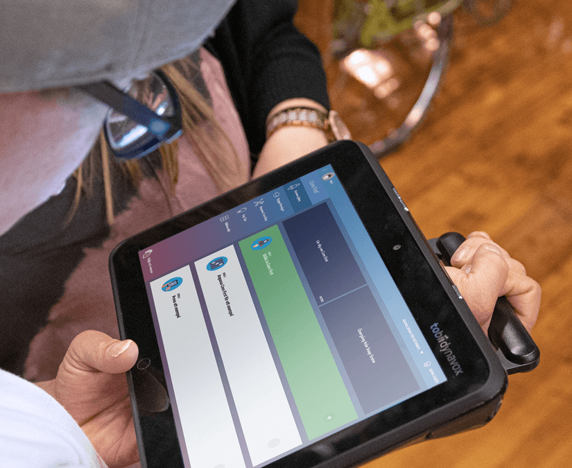 Pojke som använder Tobii Dynavox Pathways for Core First på en samtalsapparat
