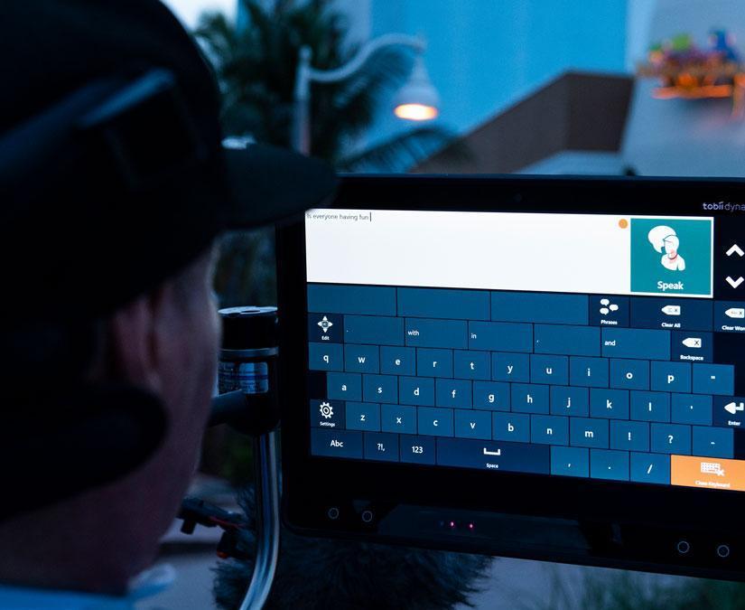 Man som använder Tobii Dynavox Communicator 5 på sin I-16